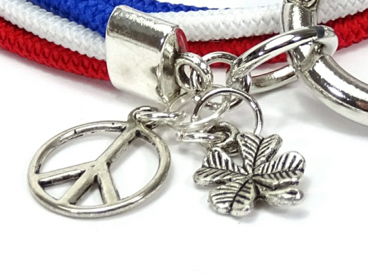 Wickelarmband blau weiß rot mit Rundkarabiner und Charm Peace und Kleeblatt