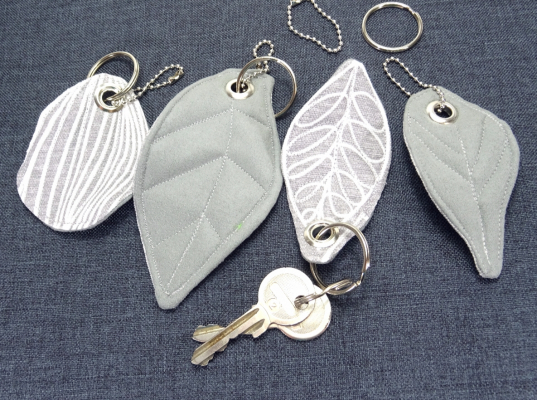 Schlüsselanhänger Blatt Blätter, mit Schlüsselring und Kugelkette, grau weiß, Deko Blätt, handmade by BuntMixxDesign