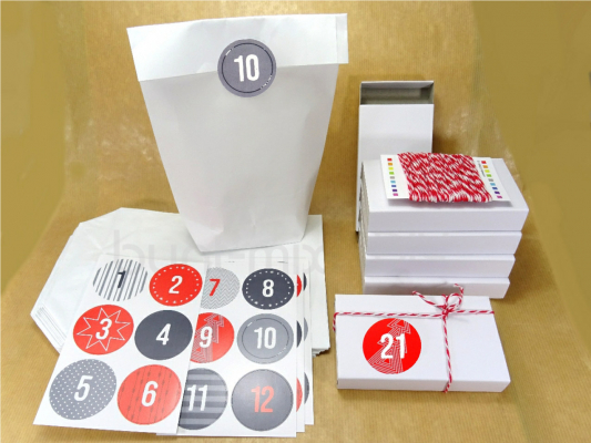 Adventskalender Kraftpapier Tüten weiß Schachteln Zahlen Twine