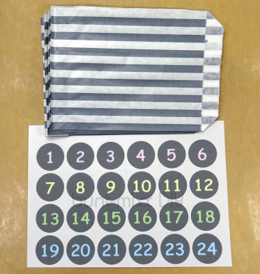 Adventskalender 24 Tüten und Zahlen-Sticker 1-24 grau weiß bunt