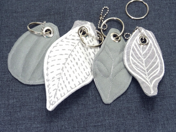Schlüsselanhänger Blatt Blätter, mit Schlüsselring und Kugelkette, grau weiß, Deko Blätt, handmade by BuntMixxDesign