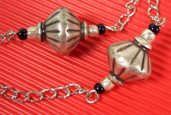xxl-Kette 105 cm Endloskette Lampion-Perlen antik-look silberfarben
