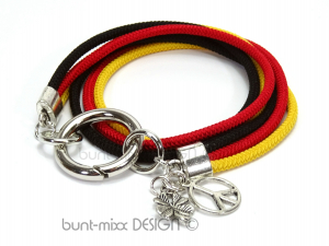 Wickelarmband schwarz rot gelb mit Rundkarabiner und Charm Peace und Kleeblatt